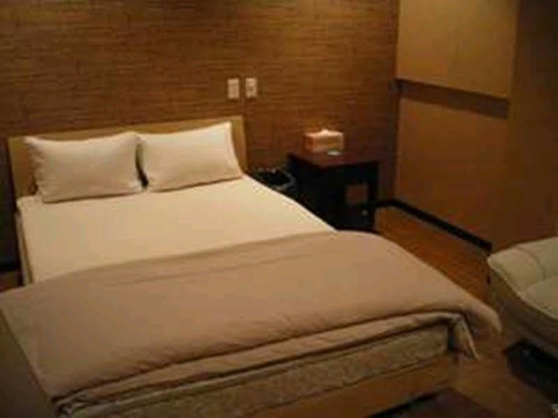 Uehonmachi Plaza Hotel (Adults Only) โอซาก้า ภายนอก รูปภาพ
